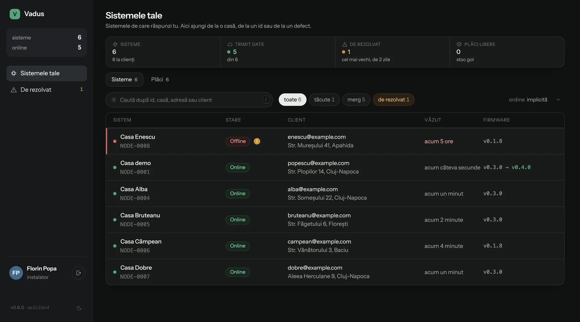 Lista de sisteme a unui instalator în aplicația Vadus: șase case cu stare, client, ultima comunicare și versiunea de firmware.